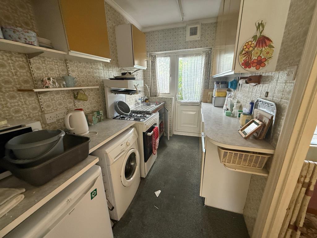 Lot: 79 - THREE-BEDROOM HOUSE IN NEED OF IMPROVEMENT - Galley style kitchen